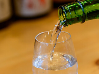 グラスに注がれる日本酒