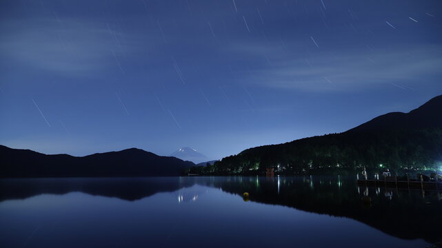 盛夏夜晚的富士山和星軌
真夏の夜の富士山と星の軌跡
Mount Fuji and star trails on a midsummer night