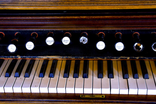 Antique Orgon Keyboard and Pulls
