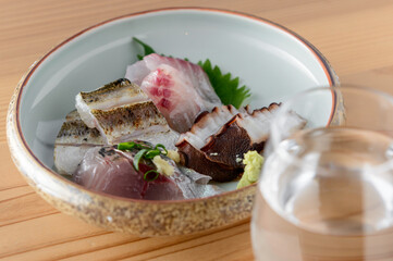 日本酒と刺身の盛り合わせ タコと炙り太刀魚 鯛 アジ