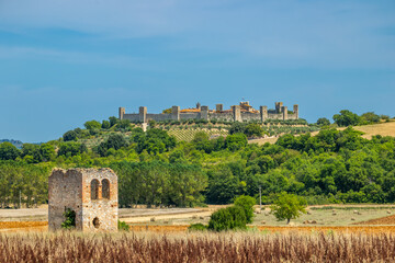 Naklejka premium Monteriggioni walled town in Tuscan countryside