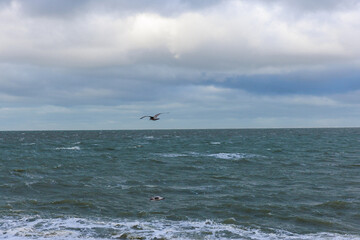 Dramatische K&uuml;stenlandschaft mit Sandd&uuml;nen und wechselhaftem Himmel