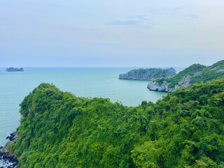 Peaceful bay scenery with distant islands in Cat Ba. The photo focuses on the horizon where the sea meets the sky, dotted with solitary small islands creating absolute stillness