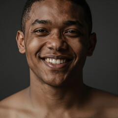 Obraz premium Joyful Portrait of a Mixed Ethnicity Person with a Bright Smile and Dramatic Lighting