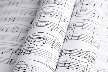 Naklejka premium Paper sheets with music notes, closeup view