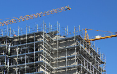 Lavori in corso nel cantiere edile in citt&agrave; - ristrutturare o costruire un nuovo condominio