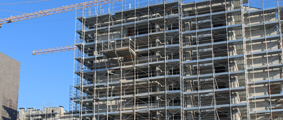 Lavori in corso nel cantiere edile in citt&agrave; - ristrutturare o costruire un nuovo condominio