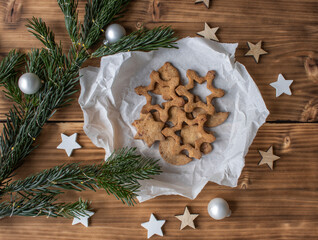 Weihnachtskekse auf Backpapier