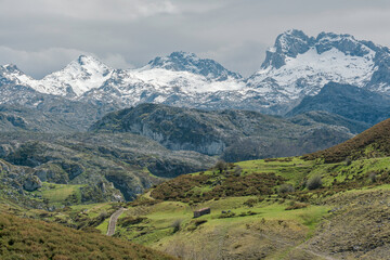 Vista de los picos de Europa con Torre Santa de Castilla, Lagos de Covadonga, Asturias, Espa&ntilde;a