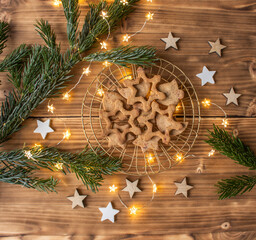 Weihnachtskekse auf einem goldenen Tablett