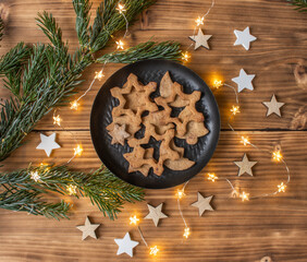 Schwarzer Keksteller auf Holztisch