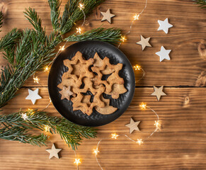 Schwarzer Keksteller auf Holztisch