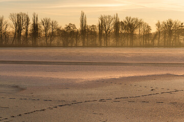 Mroźny poranek nad wodą – zimowy krajobraz, spokojna atmosfera © Elżbieta Kaps