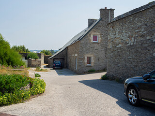 Paisaje urbano con fachadas soleadas, t&iacute;picas normandas del pueblo de Becquet, viajando por la Normad&iacute;a Francesa en verano de 2022
