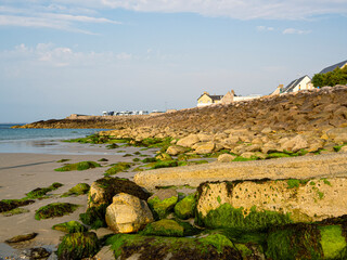 Vista desde abajo de las casas lejanas a orillas del mar en el puerto de Becquet viajando por la Normand&iacute;a Francesa en verano de 2022