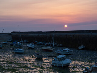 Barcas amarradas en el Puerto de Becquet en marea baja, sin agua, viajando por la Normand&iacute;a Francesa en verano de 2022