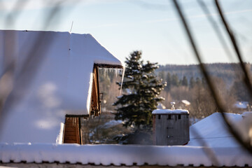 Sople, Zimą z dachu zwisają sople zamarzniętej wody.  © FotoDax