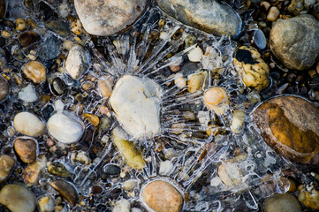 Kavicsok &eacute;s a megfagyott v&iacute;z