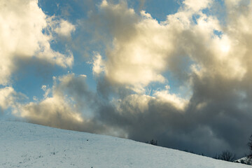 Paesaggi con la neve in appennino a fine dicembre