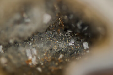 Kristalle in einer geologischen Probe zeigen feine, klare Strukturen und Farben in einem...