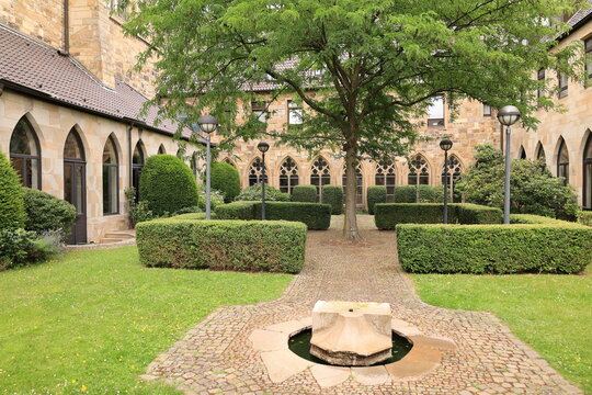 Blick auf die Propsteikirche St. Johann Baptist im Zentrum der Stadt Dortmund im Ruhrgebiet	