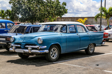 Schöner blauer Oldtimer auf Kuba (Karibik)