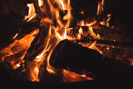 Nahaufnahme eines lodernden Feuers