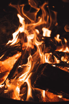 Nahaufnahme eines lodernden Feuers