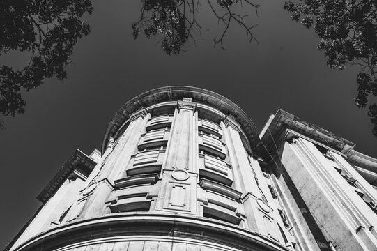 schwarz-wei&szlig; aufnahme eines geb&auml;udes von unten, fenster, und fassade sind gut sichtbar. der himmel ausgegraut.