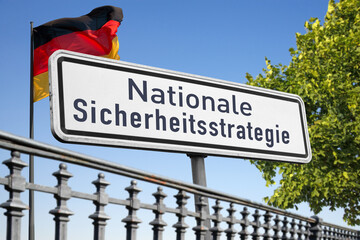 Nationale Sicherheitsstrategie f&uuml;r Deutschland, Metallschild mit Nationalflagge, (Symbolbild)