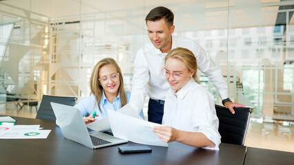 Obraz premium Business team collaborates at modern office space