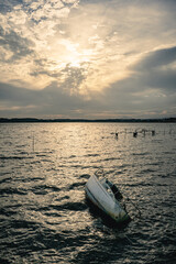 沈没船と涸沼の夕日