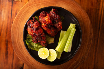 Fried chicken wings in BBQ sauce with ranch dressing. An easy recipe, crispy on the outside, juicy on the inside, and smothered in BBQ sauce, perfect for watching the game or sharing with friends.