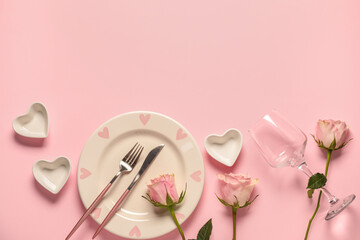 Obraz premium Beautiful table setting for Valentine's Day with rose flowers on pink background
