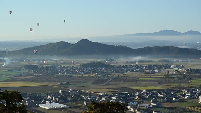 びわ湖東近江バルーンフェスタで競技飛行をする熱気球 (滋賀県東近江市, 2025年11月)