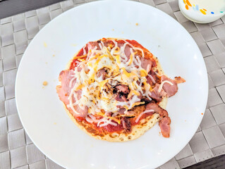 ベーコンとたっぷりチーズを乗せた手作りミニピザ