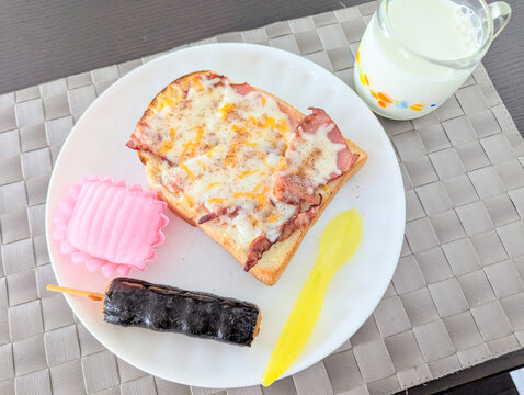 海苔巻き団子とデザートを添えたバラエティ豊かな朝食プレート