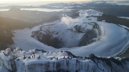 Cráter volcán Cotopaxi  se puede apreciar personas en su cumbre. © Franklin