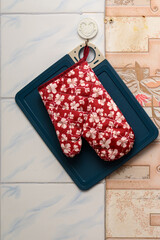 kitchen mitten lies on a cutting board on the wall