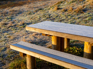 テーブルが霜に覆われた山の広場