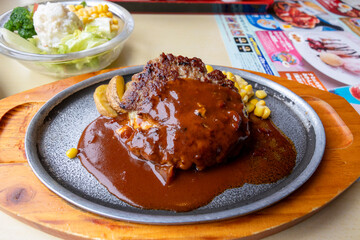 5種チーズのとろ〜りチーズインハンバーグ