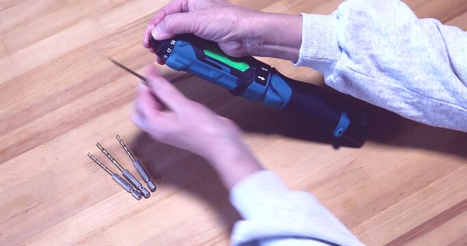 コードレス電動工具のドリルビットの交換作業