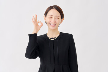 喪服を着た女性　OKサイン　白背景