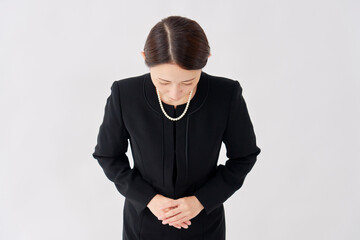 喪服を着た女性　お辞儀　白背景