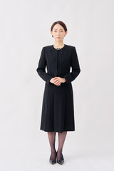 喪服を着た女性のポートレート　カメラ目線　白背景　全身