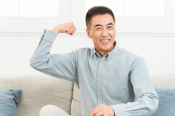 Fototapeta premium 長袖シャツを着ている男性 ライフスタイルイメージ