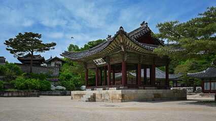 Fototapeta premium A traditional royal pavilion within Changgyeonggung Palace