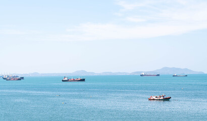 Obraz premium The ship on the ocean on sunny day.