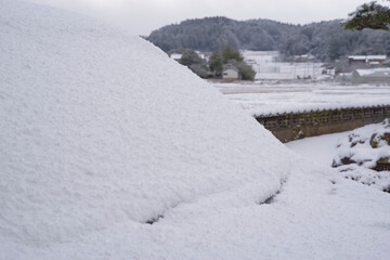 車のフロントガラスに厚く積もった新雪