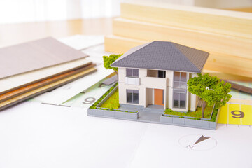 家づくりイメージの住宅模型と設計図